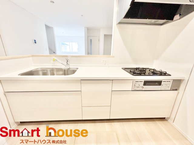 綾瀬市上土棚北第25　新築全4棟のキッチン|ダイニングからワークスペースを見渡せる、見せるキッチン。ダイニングとの空間のつながりが、スペースのゆとりを生み出します♪