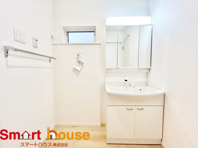 綾瀬市上土棚北第25　新築全4棟の独立洗面台|ゆとりの洗面スペースで朝の身支度も快適スムーズに。３面鏡で髪のセットやお化粧もストレスなくこなせ、朝から気分良く通勤通学に向かえそうですね！鏡の裏にはたっぷりと収納スペースを標準装備！