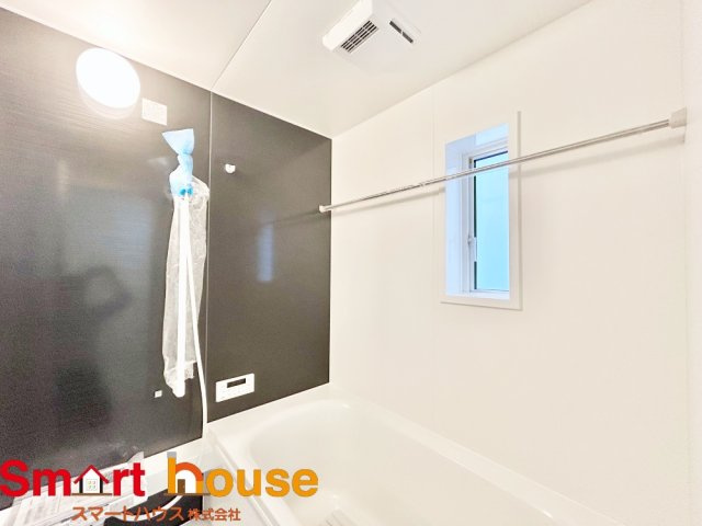 綾瀬市上土棚北第25　新築全4棟の浴室|一日の疲れを癒してくれる場所なので、快適に過ごして頂く為にゆったりサイズのバスタブを用意しました。是非半身浴をお楽しみ下さい。空気が籠らない様に小窓も設置しております。