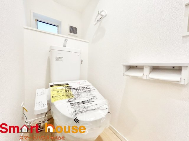 綾瀬市上土棚北第25　新築全4棟のトイレ|節水型でエコなトイレには、今では当たり前のウォシュレット付き。便座を温める機能もついていて、居心地良くてトイレから出られなくなるかも！換気用に換気扇はもちろん、窓も着いているので常に快適ですね♪