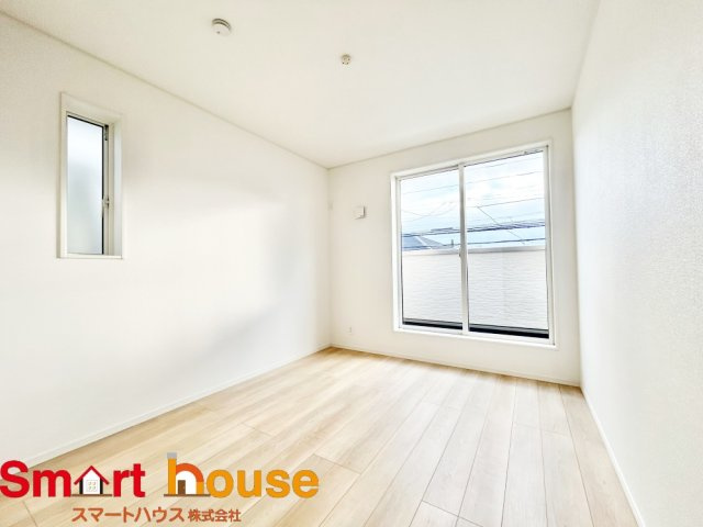 綾瀬市上土棚北第25　新築全4棟の洋室|大きな窓からたっぷりの日差しが降り注ぐ明るい室内です。気持ちの良い朝日を受けて、目覚めの良い健康的な朝を迎えられそうです。 