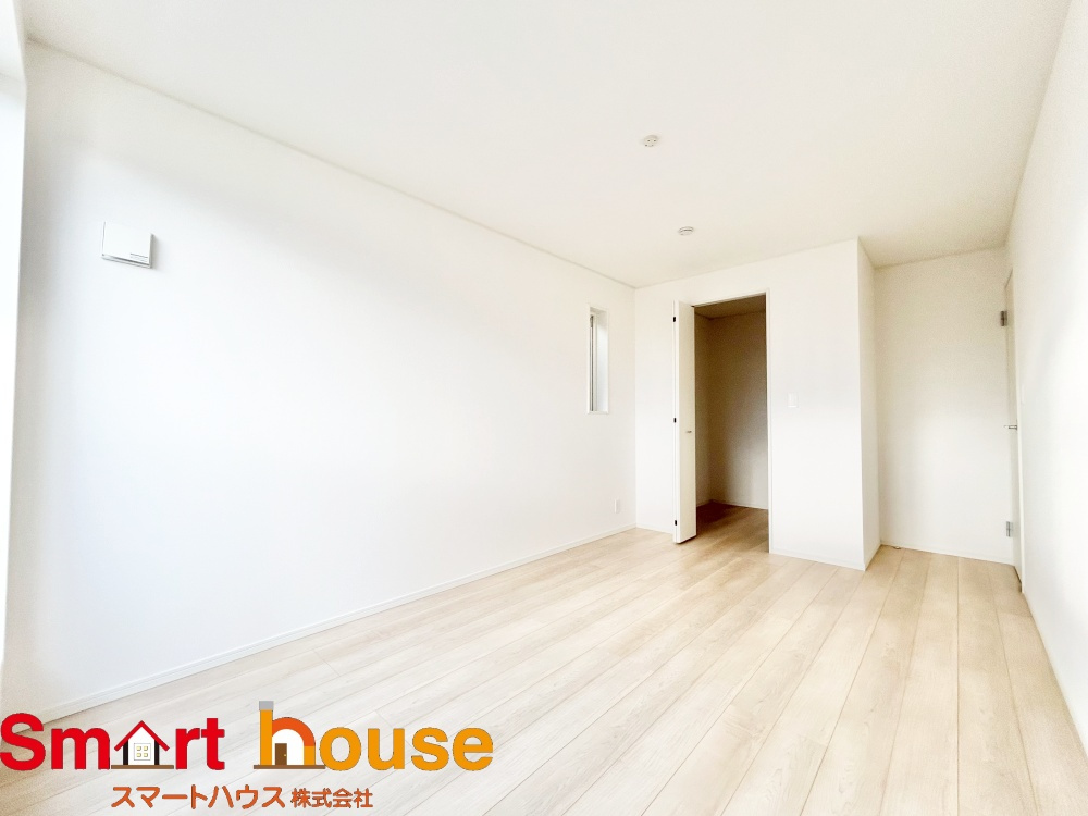 綾瀬市上土棚北第25　新築全4棟の洋室|木目のフローリングが暖かみのある室内に。明るい寝室で心地のいい朝を迎えられそう。