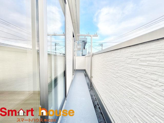 綾瀬市上土棚北第25　新築全4棟のバルコニー|陽当りの良いバルコニーは、物干しセットを追加すれば、一度にたくさんのお洗濯物が干せるのが魅力！バルコニーは洗濯物を干すだけの場所じゃなく、家族のゆとりのある時間を演出するプライベート空間。