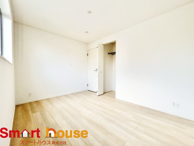 綾瀬市上土棚北第25　新築全4棟の洋室|光が沢山取り込める大きな窓。2面採光なので、日差しを長時間受ける事が出来る暖かいお部屋です。