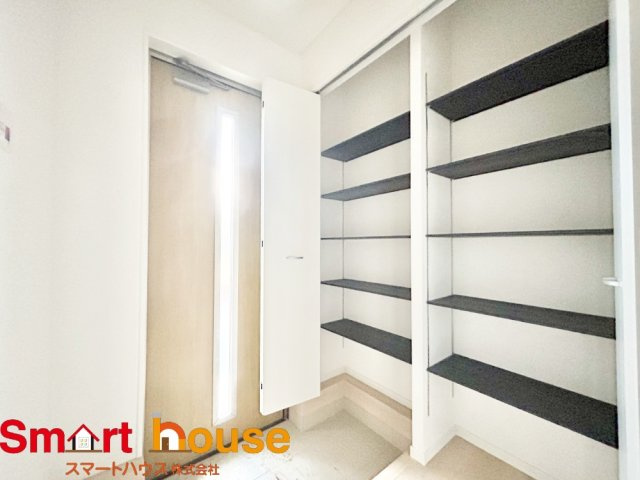 綾瀬市上土棚北第25　新築全4棟の玄関|大型のシューズボックスがあるだけで靴を収集している方も大家族でも安心！
置きっぱなしの靴を収納できるので玄関がスッキリ！