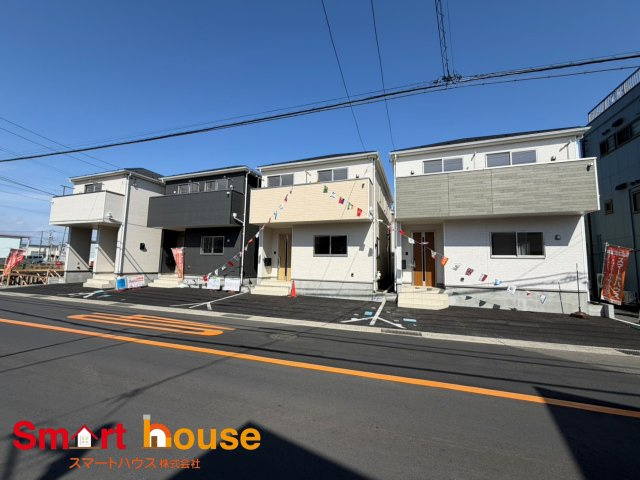 綾瀬市上土棚北第25　新築全4棟の前面道路含む現地写真|外壁が周囲の街並みと青空に生えるお洒落な仕上がり！周囲には高い建物のないエリア。青い空が大きく感じますね。