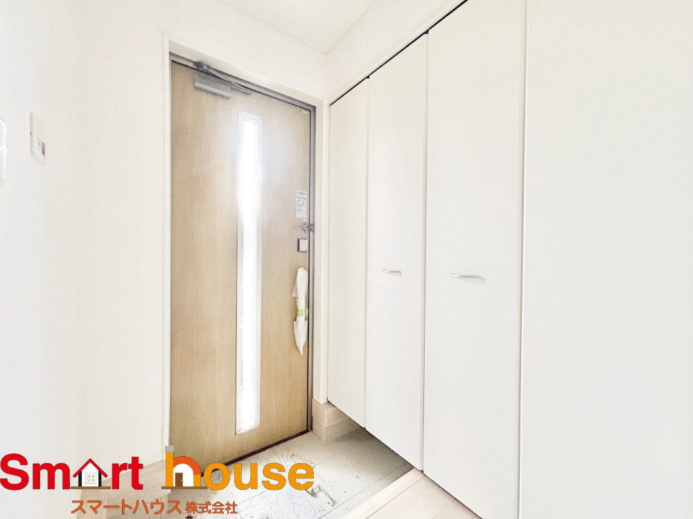 綾瀬市上土棚北第25　新築全4棟の玄関|む人も来客も入った瞬間にワクワクさせてくれるオシャレな玄関♪
収納もたっぷりあるので、靴がたくさんあっても安心！
気持ちの良い朝は、毎日ここからスタートしていきます♪