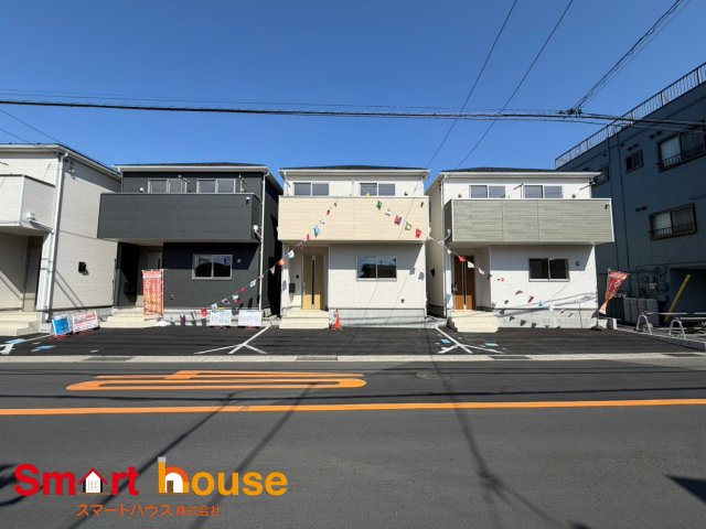 綾瀬市上土棚北第25　新築全4棟の前面道路含む現地写真|オシャレな外観は、人の目を引くだけではなく自慢したくなりますね！植木を置いたりアレンジは、自由です。自分の好みに仕上げましょう♪