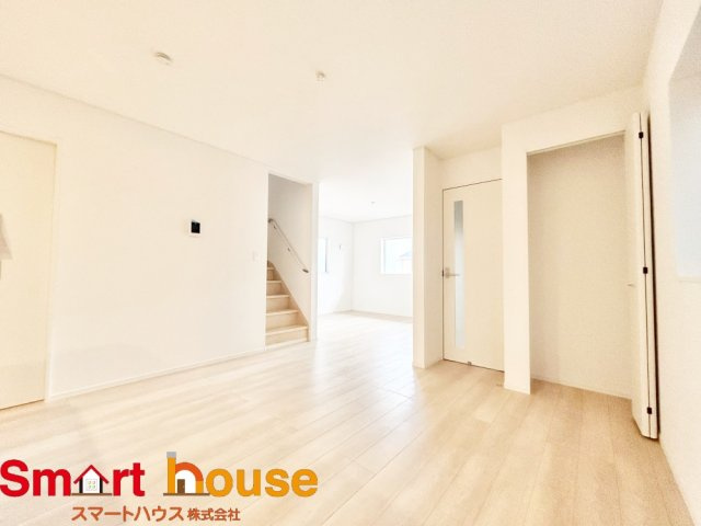 綾瀬市上土棚北第25　新築全4棟の居間・リビング|忙しい朝もしっかり家族が揃って食事をして頂けるゆとりある大きさのダイニングスペース。奥様が作る手料理をたくさん並べて頂き、テーブルで囲む健やかな食事の時間を存分に愉しんで下さい。 