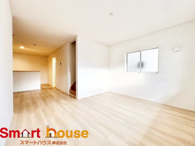 綾瀬市上土棚北第25　新築全4棟の居間・リビング|ご家族みんなで長い時間を過ごすリビングは一番居心地のいいものであって欲しいですね。開放感のある広々リビングに光と風を呼び込みます。収納も多く快適な住空間を実現します。