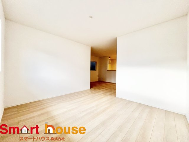 綾瀬市上土棚北第25　新築全4棟の居間・リビング|ここにはみんなが集い、食事と楽しい会話が始まる。話に夢中になりすぎて、ついつい時を忘れてしまう。そんな束の間の幸せを感じさせてくれる場所。