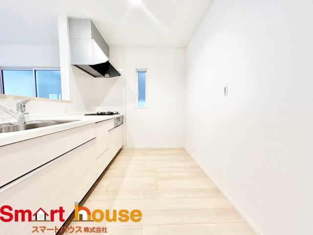 綾瀬市上土棚北第25　新築全4棟のキッチン|幅広いキッチンに冷蔵庫、カップボードなどを設置しても楽々と料理できます！
スペースにゆとりがあると気持ちもいいですね♪