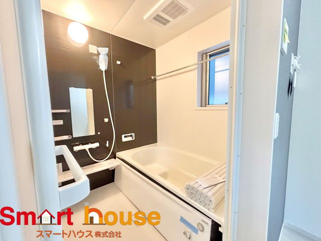 相模原市南区相武台　新築全6棟の浴室|一日の疲れを癒してくれる場所なので、快適に過ごして頂く為にゆったりサイズのバスタブを用意しました。是非半身浴をお楽しみ下さい。空気が籠らない様に小窓も設置しております。