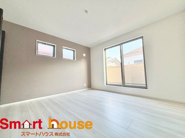 相模原市南区相武台　新築全6棟の洋室|大きな窓からたっぷりの日差しが降り注ぐ明るい室内です。気持ちの良い朝日を受けて、目覚めの良い健康的な朝を迎えられそうです。 