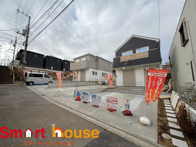 相模原市南区相武台　新築全6棟の前面道路含む現地写真|オシャレな外観は、人の目を引くだけではなく自慢したくなりますね！植木を置いたりアレンジは、自由です。自分の好みに仕上げましょう♪