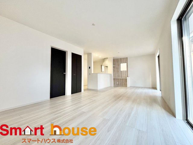 相模原市南区相武台　新築全6棟の居間・リビング|大切なご家族が集まるからこそＬＤＫはこだわりたい！休日はおひさまの光をたっぷりと取りこめるリビングでゆったりと過ごしませんか？子供たちが元気に笑いながら走り回っても十分な広さの空間です。