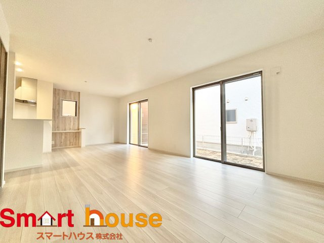 相模原市南区相武台　新築全6棟の居間・リビング|導線もしっかりと取れている間取りなので、ダイニングテーブルやソファー、ローテーブルなどの家具もしっかりと配置できます。ゆったりとした広さの空間でご家族だんらんの時間をお過ごしください。