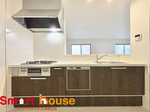 相模原市南区相武台　新築全6棟のキッチン|ダイニングからワークスペースを見渡せる、見せるキッチン。ダイニングとの空間のつながりが、スペースのゆとりを生み出します♪