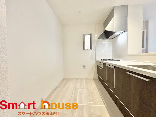 相模原市南区相武台　新築全6棟のキッチン|導線もしっかりと取れている間取りなので、ダイニングテーブルやソファー、ローテーブルなどの家具もしっかりと配置できます。ゆったりとした広さの空間でご家族だんらんの時間をお過ごしください。