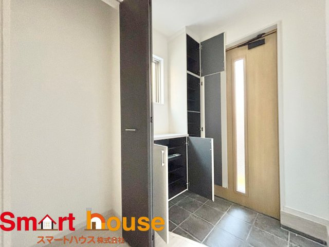 相模原市南区相武台　新築全6棟の玄関|住む人も来客も入った瞬間にワクワクさせてくれるオシャレな玄関♪
収納もたっぷりあるので、靴がたくさんあっても安心！
気持ちの良い朝は、毎日ここからスタートしていきます♪