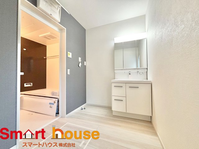 相模原市南区相武台　新築全6棟の独立洗面台|ゆとりの洗面スペースで朝の身支度も快適スムーズに。３面鏡で髪のセットやお化粧もストレスなくこなせ、朝から気分良く通勤通学に向かえそうですね！鏡の裏にはたっぷりと収納スペースを標準装備！