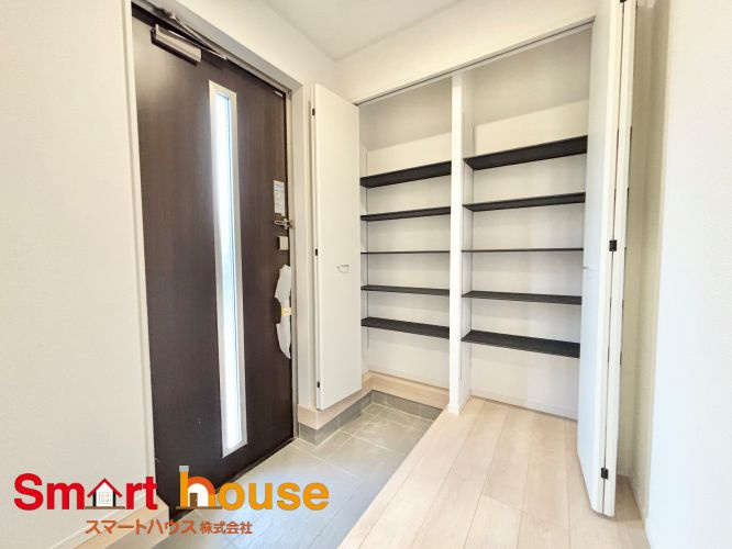 相模原市中央区田名第144　新築2棟の玄関|大型のシューズボックスがあるだけで靴を収集している方も大家族でも安心！
置きっぱなしの靴を収納できるので玄関がスッキリ！