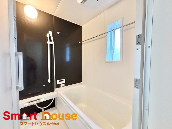 相模原市中央区田名第144　新築2棟の浴室|一日の疲れを癒してくれる場所なので、快適に過ごして頂く為にゆったりサイズのバスタブを用意しました。是非半身浴をお楽しみ下さい。空気が籠らない様に小窓も設置しております。