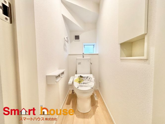 相模原市中央区田名第144　新築2棟のトイレ|節水型でエコなトイレには、今では当たり前のウォシュレット付き。便座を温める機能もついていて、居心地良くてトイレから出られなくなるかも！換気用に換気扇はもちろん、窓も着いているので常に快適ですね♪