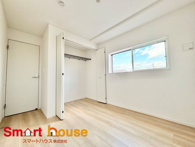 相模原市中央区田名第144　新築2棟の洋室|大きな窓からたっぷりの日差しが降り注ぐ明るい室内です。気持ちの良い朝日を受けて、目覚めの良い健康的な朝を迎えられそうです。 