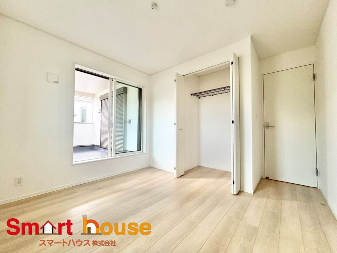 相模原市中央区田名第144　新築2棟の洋室|充分な広さと収納機能を備えた部屋はお子様の自発性と成長を促します。お子様の成長を支える、勉強や好きなことに没頭する学びの空間にいかがですか？