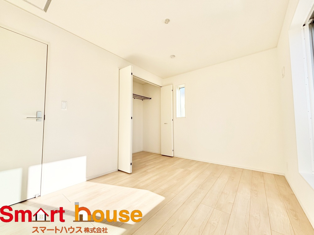 相模原市中央区田名第144　新築2棟の洋室|大きな窓からたっぷりと陽光が注がれる明るい空間。家族の成長に対応できる永住仕様の間取り。一日の疲れをいやしてくれる主寝室。時を忘れて過ごす場所として過ごせるお部屋。