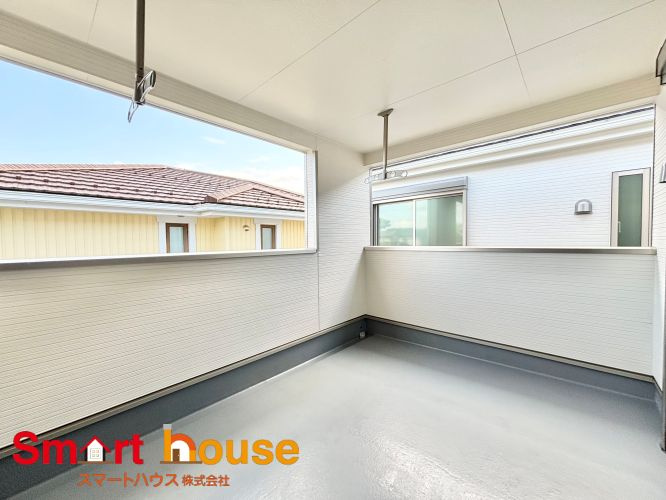 相模原市中央区田名第144　新築2棟のバルコニー|陽当りの良いバルコニーは、物干しセットを追加すれば、一度にたくさんのお洗濯物が干せるのが魅力！バルコニーは洗濯物を干すだけの場所じゃなく、家族のゆとりのある時間を演出するプライベート空間。