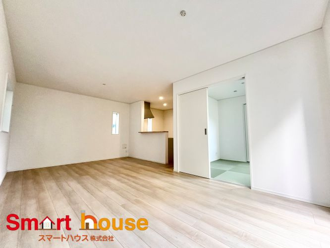 相模原市中央区田名第144　新築2棟の居間・リビング|家族の笑い声が聞こえてきそうな大空間♪大きめのLDKはそれだけで心が和みます。家族揃ってリビングで過ごすお休みの日が、楽しみになる場所となることでしょう。