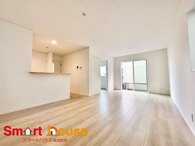 相模原市中央区田名第144　新築2棟の居間・リビング|ここにはみんなが集い、食事と楽しい会話が始まる。話に夢中になりすぎて、ついつい時を忘れてしまう。そんな束の間の幸せを感じさせてくれる場所。