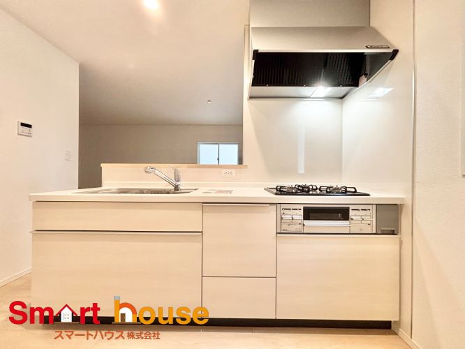 相模原市中央区田名第144　新築2棟のキッチン|ダイニングからワークスペースを見渡せる、見せるキッチン。ダイニングとの空間のつながりが、スペースのゆとりを生み出します♪