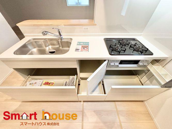 相模原市中央区田名第144　新築2棟のキッチン|大容量収納付きキッチンは、調味料などをスッキリさせ綺麗な空間で気持のいい料理を手助けします！