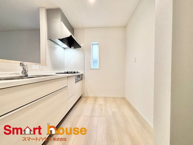 相模原市中央区田名第144　新築2棟のキッチン|幅広いキッチンに冷蔵庫、カップボードなどを設置しても楽々と料理できます！
スペースにゆとりがあると気持ちもいいですね♪