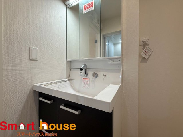 東京都小平市上水南町　新築2棟の独立洗面台|ゆとりの洗面スペースで朝の身支度も快適スムーズに。３面鏡で髪のセットやお化粧もストレスなくこなせ、朝から気分良く通勤通学に向かえそうですね！鏡の裏にはたっぷりと収納スペースを標準装備！
