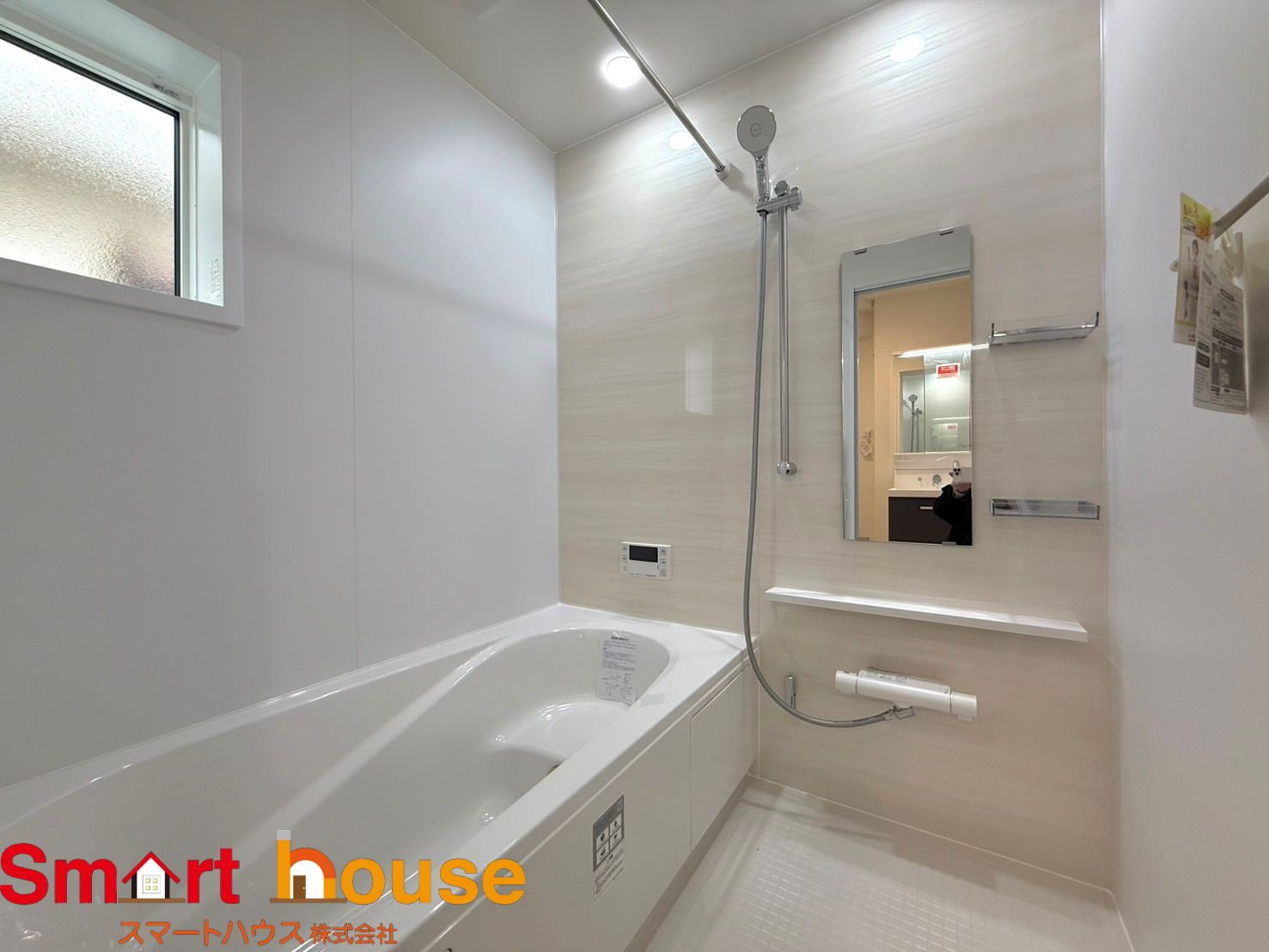 東京都小平市上水南町　新築2棟の浴室|一日の疲れを癒してくれる場所なので、快適に過ごして頂く為にゆったりサイズのバスタブを用意しました。是非半身浴をお楽しみ下さい。空気が籠らない様に小窓も設置しております。
