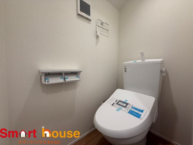 東京都小平市上水南町　新築2棟のトイレ|節水型でエコなトイレには、今では当たり前のウォシュレット付き。便座を温める機能もついていて、居心地良くてトイレから出られなくなるかも！換気用に換気扇はもちろん、窓も着いているので常に快適ですね♪
