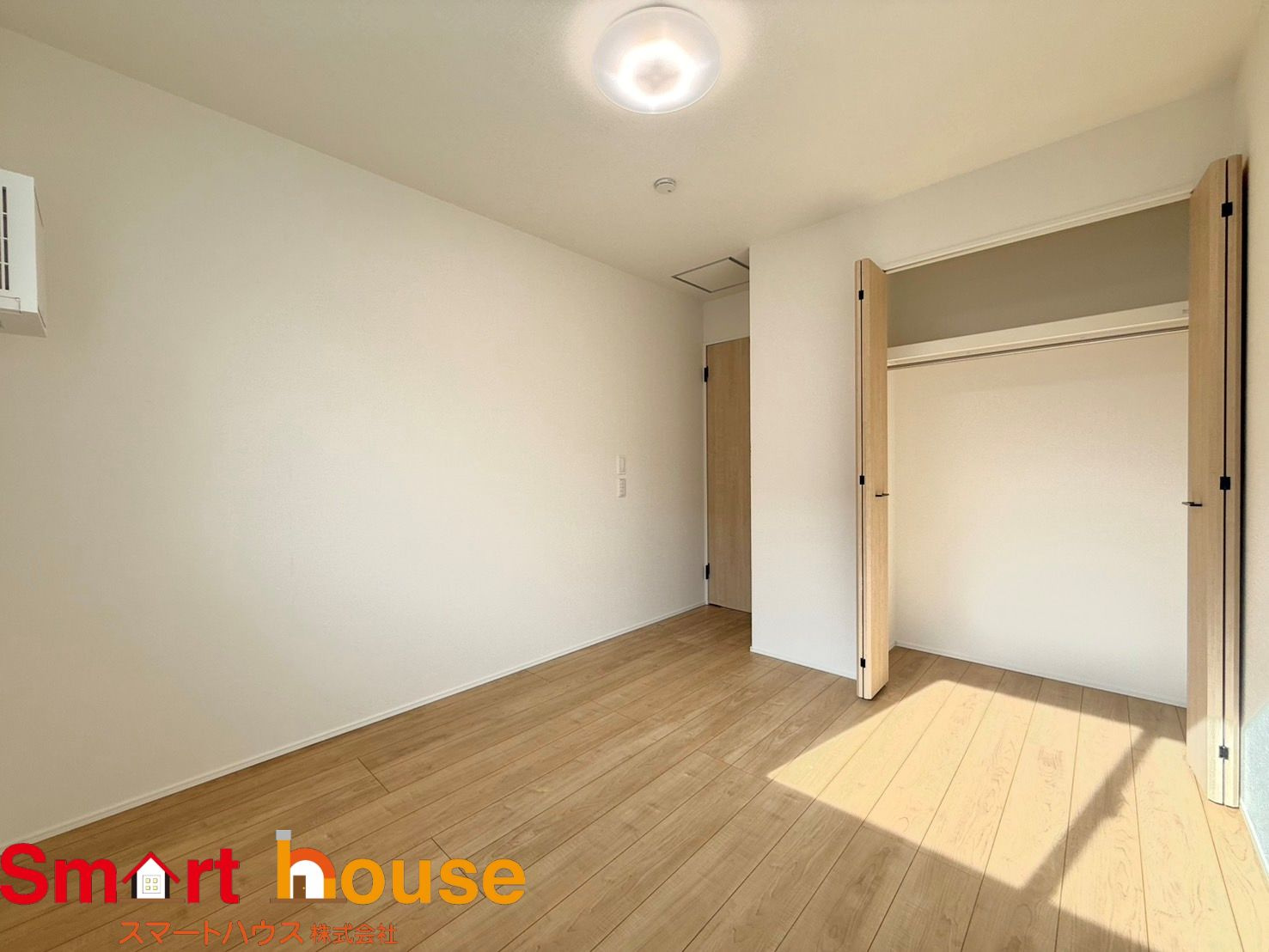 東京都小平市上水南町　新築2棟の洋室|家族一人ひとりの大切なプライベート空間。趣味に合わせて使って頂けるようシンプルに仕上げてあります。暮らし心地を大きく左右する収納を、適材適所に配置し使い勝手を考慮しました。
