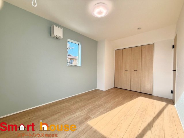 東京都小平市上水南町　新築2棟の洋室|家族一人ひとりの大切なプライベート空間。趣味に合わせて使って頂けるようシンプルに仕上げてあります。暮らし心地を大きく左右する収納を、適材適所に配置し使い勝手を考慮しました。
