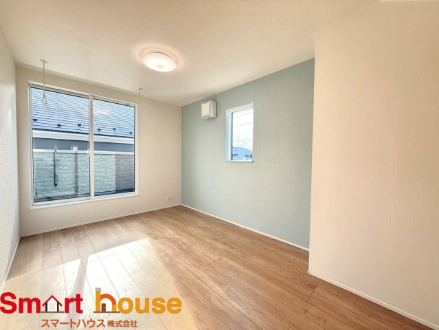 東京都小平市上水南町　新築2棟の洋室|家族一人ひとりの大切なプライベート空間。趣味に合わせて使って頂けるようシンプルに仕上げてあります。暮らし心地を大きく左右する収納を、適材適所に配置し使い勝手を考慮しました。
