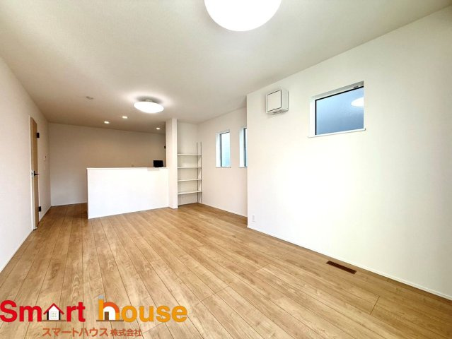 東京都小平市上水南町　新築2棟の居間・リビング|ここにはみんなが集い、食事と楽しい会話が始まる。話に夢中になりすぎて、ついつい時を忘れてしまう。そんな束の間の幸せを感じさせてくれる場所。
