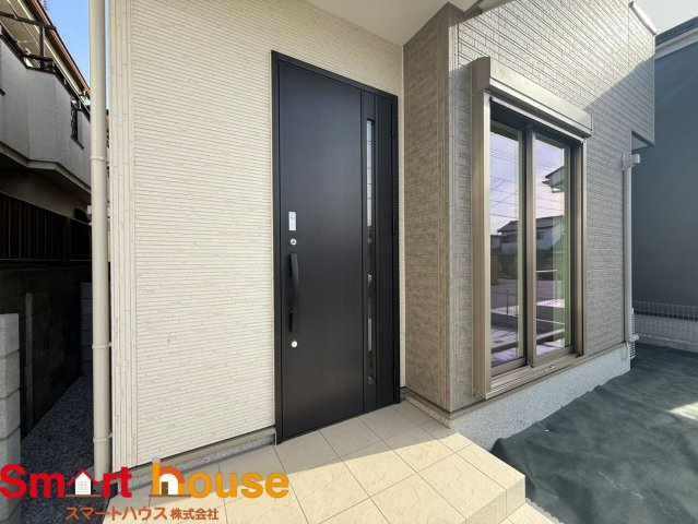 東京都小平市上水南町　新築2棟の玄関|上質感漂う玄関へのアプローチ。居住者の帰り、訪れる方を優しく迎える・安らぎに満ちた生活空間を予感させる。健やかな暮らしを楽しめそう
