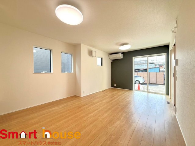 東京都小平市上水南町　新築2棟の居間・リビング|ここにはみんなが集い、食事と楽しい会話が始まる。話に夢中になりすぎて、ついつい時を忘れてしまう。そんな束の間の幸せを感じさせてくれる場所。
