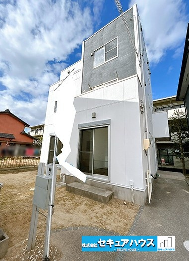 【中古戸建】刈谷市半城土中町3丁目　の外観|【外観】
◆駐車3台可能♪
◆お庭付きとなっております。
お庭でお子様が遊んでいても前面道路から見えない旗竿地になっているためプライバシーの確保もできます。　　　　　　　　　　　　　　　　　　　　　　