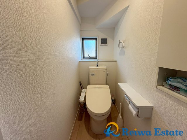 中古戸建　茅ヶ崎市柳島2丁目のトイレ|トイレットペーパーなど保管に便利な収納スペースを完備！