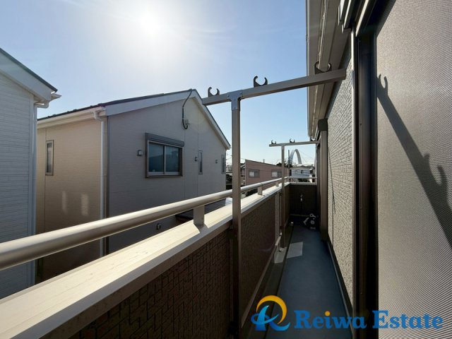 中古戸建　茅ヶ崎市柳島2丁目のバルコニー|2部屋から行き来できるつづきバルコニーは南向きで良く乾きます。