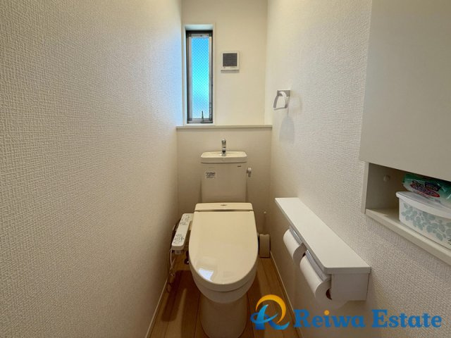中古戸建　茅ヶ崎市柳島2丁目のトイレ|トイレットペーパーなど保管に便利な収納スペースを完備！
